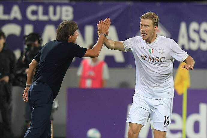 Napoli manager Antonio Conte congratulates Rasmus Højlund after his goal against Fiorentina on Saturday. Photograph: Gabriele Maltinti/Getty Images