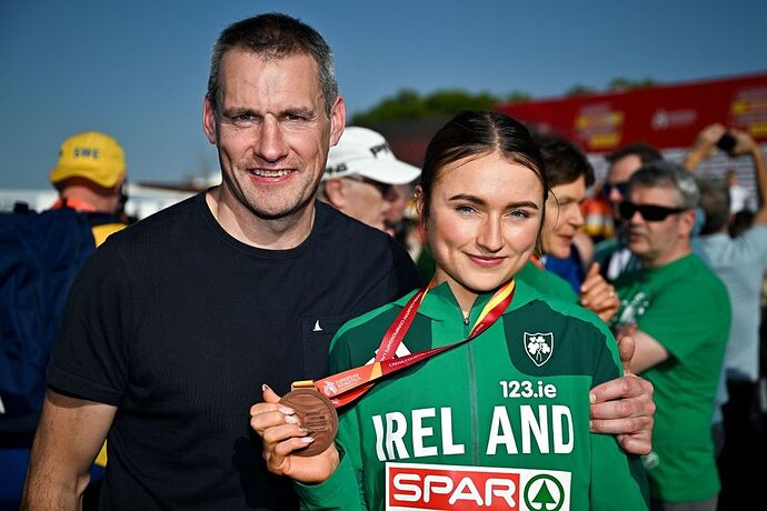 Emma Hickey with her dad John, holds her bronze medal after the U20 women's race at the 2025 SPAR European Cross Country Championships in Lagoa, Portugal. Photo by Sam Barnes/Sportsfile
