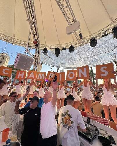 arne-slot-living-his-best-life-in-ibiza-v0-irg4xs91oe0f1